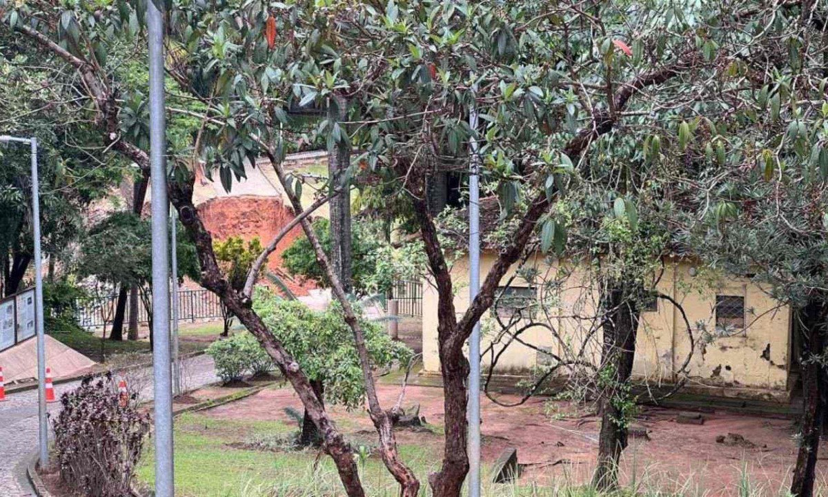 Arredores do Parque da Lagoa do Nado ainda acumulam lama e estragos