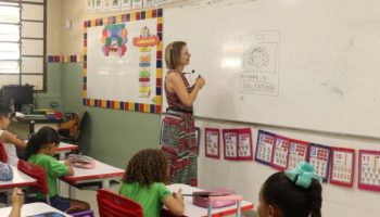 400 professores aprovados em concurso da PBH são nomeados; veja como acessar lista