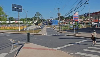 Armadilhas nas calçadas: buracos, desníveis e piso escorregadio colocam pedestres em risco em BH