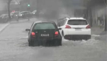 Com chuva forte, ruas ficam alagadas em BH