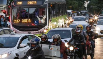 Câmara vota projeto que proíbe motos barulhentas em BH e prevê multa de R$ 1,5 mil