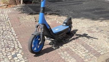 Usuários largam patinetes sobre bueiros, piso tátil, ciclovias, esquinas e até viadutos em BH