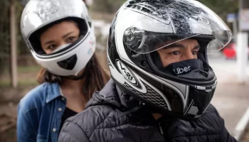 Com vetos, PBH publica lei que regulariza moto por aplicativo na capital