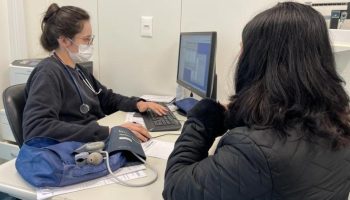 Médicos, cirurgiões-dentistas, psicólogos e veterinários aprovados em concurso da PBH são nomeados