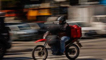 Vereadores votam novas regras para entregas de pedidos em condomínios de Belo Horizonte