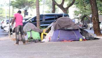 Retirada de pertences das pessoas em situação de rua das calçadas em BH recebe 1º aval de vereadores