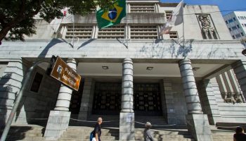 Prefeitura de BH propõe novo reajuste salarial de 2,4% para servidores municipais