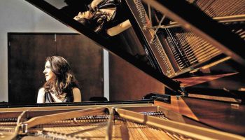 Filarmônica de Minas Gerais recebe Erika Ribeiro em concertos dançantes