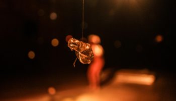 “Terça da Dança” apresenta solo que provoca reflexão sobre escuta e corpo