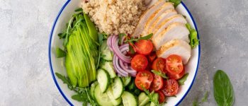 7 saladas ricas em proteínas para começar a semana