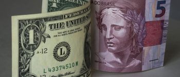 Dólar dispara e se reaproxima dos R$ 5,60 com influência externa e fala de Galípolo